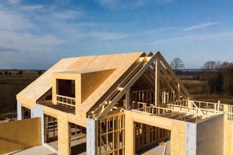 Jak wygląda konstrukcja i przekrój ściany w domu drewnianym w systemie kanadyjskim?