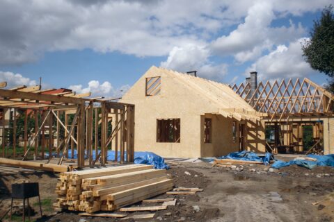 Akustyka w domu szkieletowym – czy przez ściany słychać każdy szept?