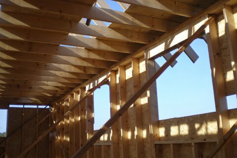 Czy dom drewniany szkieletowy latem zamieni się w saunę? Prawda o bezwładności cieplnej